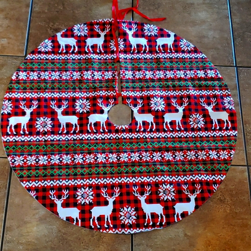 NWT Reindeer Pixel Tree Skirt